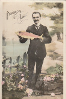 POISSON D' AVRIL . -  Photo-montage D'un Jeune Homme Moustachu Posant Avec Un  Poisson - 1er Avril - Poisson D'avril