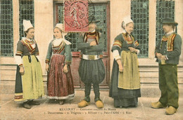 Concarneau * Village Hameau Kériolet * Femmes Et Hommes En Costumes De La Région * Coiffe - Concarneau