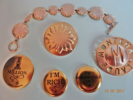 Lot De Broches, Badges  Et Bracelet De Parfumeurs Montanna Paco Rabanne, Soleïado - Broschen