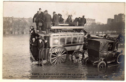 PARIS . LA GRANDE CRUE DE LA SEINE ( Janvier 1910)   Omnibus Passant Sur La Seule Partie Praticable Des Invalides. - Inondations De 1910