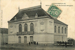 Thouars * La Salle Des Fêtes Et Le Boulevard Bergeon * Salle De Spectacle - Thouars