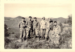 Carte Photo De Soldats Dans La Nature - Photo De Groupe - Guerre, Militaire