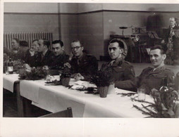 Photographies X2 De Gradés Militaires Lors D'un Repas Banquet - War, Military