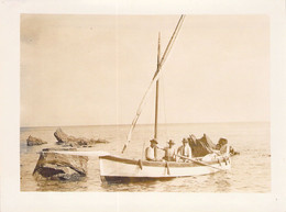 Photographie D'un Bateau à Voile Avec 3 Hommes à Bord Et Un Couple Non Identifiés - Boten