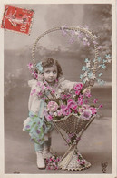 Photo Montage D'une Fillette Tenant Une énorme Corbeille De Fleurs - Colecciones, Lotes & Series