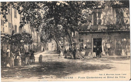 83 - CUERS - PLACE CLEMENCEAU Et HOTEL DE VILLE - Animée -  Coll J.Maratone Tabacs à Cuers Editeur A.BOUGAULT Toulon - Cuers
