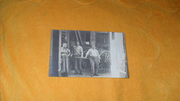 CARTE PHOTO ANCIENNE NON CIRCULEE DATE ?../ A IDENTIFIER..CHARETTE INTERIEUR MAGASIN ?..PERSONNES ANONYMES LIEU ?.. - Photos