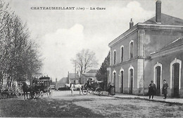 18 Cher CPA - CHATEAUMEILLANT - La Gare - Attelage - Carrosse - Châteaumeillant