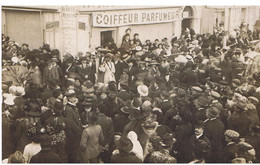 06 - MENTON - CARTE PHOTO 1911 - Le Carnaval Devant Le Magasin RICOU Coiffeur Parfumeur, Dos Divisé -circulé - Menton