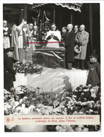 Photo 04/43. La Banlieue Parisienne Enterre Ses Martyrs (suite Aux Bombardements Alliés). Mgr Suhard Donne L'absoute - 1939-45