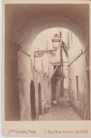 Photo Sur Carton 11cm X16,5 Cm. De J. GEISER Alger -7 Rue Bab-Azoun Alger : RUELLE D'ALGER - Anciennes (Av. 1900)