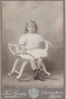 Photo Sur Carton 11cm X16,5 Cm. J. GEISER Alger 7 Rue Bab-Azoun Alger. Fillette Au Cerceau Assise Dans Fauteuil En Bois - Alte (vor 1900)