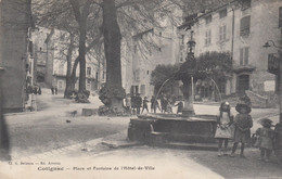 83 - COTIGNAC - VAR - PLACE ET FONTAINE DE L'HOTEL DE VILLE - ANIMEE - VOIR 2 SCANS - Cotignac