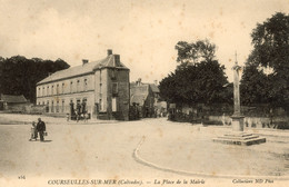 Delcampe - COURSEULLES SUR MER LA PLACE DE LA MAIRIE - Courseulles-sur-Mer