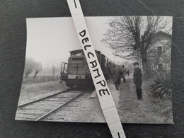 SNCF : Photo Originale J BAZIN 10 X 15 Cm : Locomotive Diesel 020 C 110 à CHAMPIGNY SUR VEUDE (37) Le 27/03/1966 - Trenes