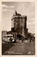 La Rochelle * Autocar Car Bus Autobus Ancien De Marque ? * La Tour St Nicolas Et Les Touristes - La Rochelle