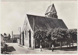 Bois D'Arcy (Seine Et Oise). L'Eglise. CPSM Grand Format Animée.. Personnages.Parfait état - Bois D'Arcy