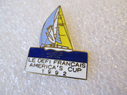 PIN'S    AMERICA'S  CUP   LE DÉFI  FRANÇAIS   1992      Email Grand Feu - Vela