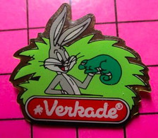 613g Pin's Pins / Beau Et Rare / CINEMA : DESSIN ANIME GAUFRETTES VERKADE BUGS BUNNY ET CAMELEON - Cinéma