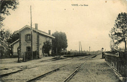 Voué * Vue Sur La Gare Du Village * Passage à Niveau * Ligne Chemin De Fer - Autres & Non Classés