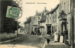 Vendeuvre * La Rue Du Chapon * Villageois * Commerces Magasins - Autres & Non Classés