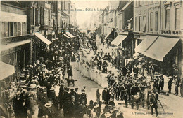 Romilly Sur Seine * Défilé De La St Louis * Fête Locale * Troupe Orchestre Dans Une Rue - Romilly-sur-Seine