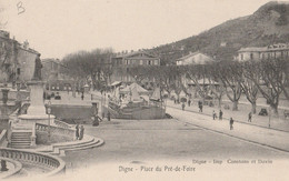 Delcampe - CPA  04  DIGNE  PLACE DU PRE DE FOIRE MANEGE - Digne