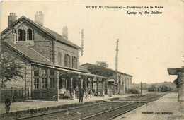 Moreuil * Intérieur De La Gare * Arrivée Du Train * Ligne Chemin De Fer - Moreuil