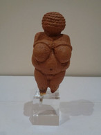 Arqueología. Réplica De La Venus De Willendorf. Dimensiones: 5 X 6 X 16 Centímetros. - Archeologia