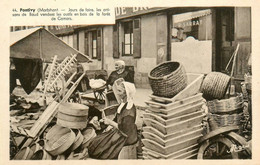 Pontivy * Jour De Foire , Les Artisants De Baud Vendent Les Outils En Bois De La Forêt De Camors * Coiffe Coiffes Marché - Pontivy