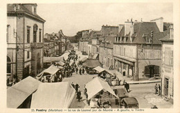 Pontivy * La Rue De Lourmel , Jour De Marché * à Gauche Le Théâtre - Pontivy