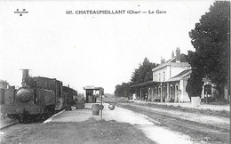 18 Cher - CPA - CHATEAUMEILLANT - La Gare - Train Locomotive Abri Voyageurs - Châteaumeillant