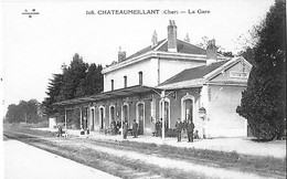 18 Cher - CPA - CHATEAUMEILLANT - La  Gare - Cheminots Voyageurs - Châteaumeillant