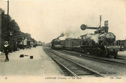 Laroche * Vue Sur La Gare * Le Train * Locomotive Wagons * Ligne Chemin De Fer - Laroche Saint Cydroine