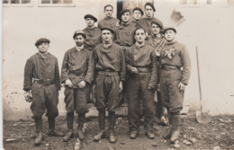 MILITARIA. Carte-Photo. Groupe De "Soldats Du Feu " (Pompiers ) Et De Chasseurs Alpins - Regimientos