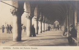 VENEZIA-PORTICO DEL PALAZZO DUCALE-BELLA ANIMAZIONE-CARTOLINA VERA FOTOGRAFIA( NPG)-NON VIAGGIATA  1900-1904 - Venezia (Venice)