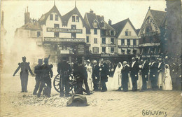 Beauvais * Carte Photo * Cérémonie Mariage Noce Sur La Place * Fête ? Militaires * Maison De La Belle Jardinière - Beauvais