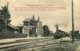 Forges Les Eaux * Vue Sur La Gare * Train Locomotive * Ligne Chemin De Fer - Forges Les Eaux