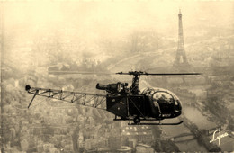 Hélicoptère L'ALOUETTE II Survolant Paris , Construit Par Sud Aviation * Aviation * Type Modèle - Helikopters