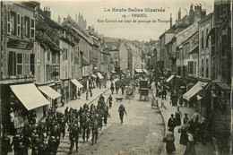 Vesoul * La Rue Carnot Un Jour De Passage De Troupes * Militaires Militaria * - Vesoul