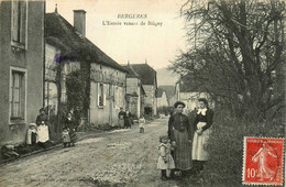 Bergères * Route De L'entrée Du Village Venant De Bligny * Villageois - Autres & Non Classés