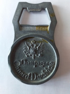 Jeux Olympique D'Hiver - 1968 - Grenoble - Décapsuleur Publicitaire Métal Champagne Canard DUCHÊNE - Habillement, Souvenirs & Autres