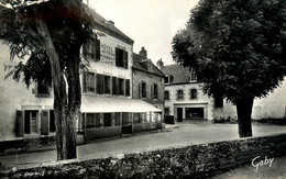 Locmariaquer * Hôtel LAUTRAM Restaurant Café , Place De L'église - Locmariaquer