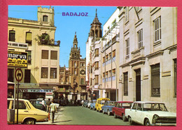 CP (Réf : CC439) BADAJOZ (ESPAGNE) Place De La Soledad (animée, Vieilles Voitures, R12, R4) - Badajoz