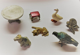 7 Figurines En Plomb - Certains Portent La Marque PMD ENGLAND - Chiens, Pigeon, Papillon, Oie, Table, Tabouret De Piano - Sonstige & Ohne Zuordnung