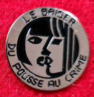 SUPER PIN'S LOISIRS, SPECTACLES, CABARETS : LIEU De LOISIRS PARIS " LE BAISER Du POUSSE AU CRIME" Diamètre 2,2cm - Cine
