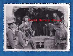Photo Ancienne D'un Soldat Allemand - Arrivée De Femme Dans Un Camion Devant Officier - WW2 Guerre Prostitution ? Fille - War, Military