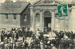 Le Portel * La Procession Sortant De L'église Pour La Bénédiction De La Mer * Fête Religieuse * Place De L'église - Le Portel