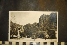 CP, 04, CASTELLANE,  PLACE DE LA GRAVE ET N D Du  ROC , N°7001 - Castellane