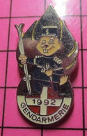 613g Pin's Pins / Beau Et Rare / THEME : JEUX OLYMPIQUES / ALBERTVILLE 1992 GENDARME SKIEUR  MARMOTTE FLAMME TOUT ARGENT - Jeux